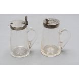 Senfglas und Gewürzstreuer mit Silbermontur / A mustard glass pot and a salt shaker with ...