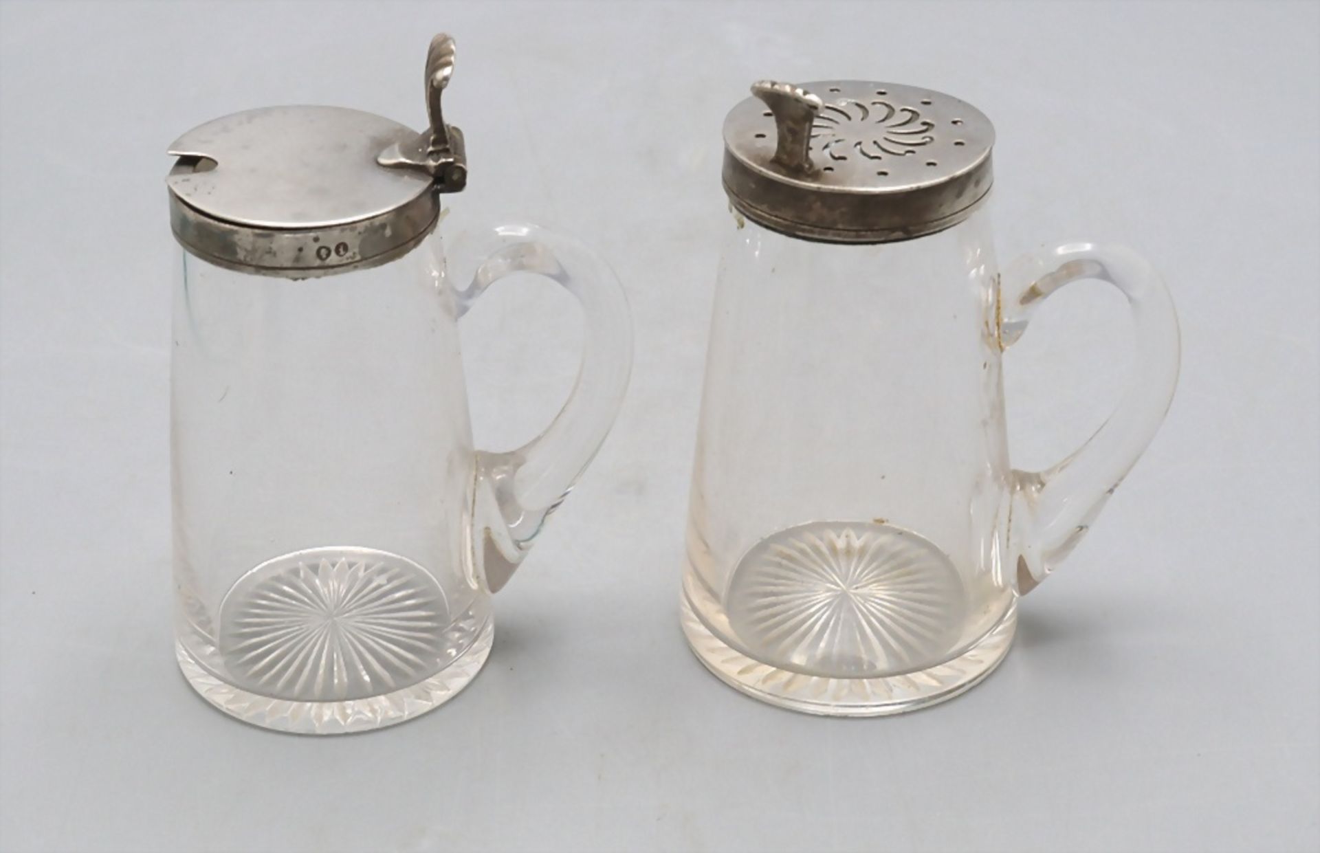 Senfglas und Gewürzstreuer mit Silbermontur / A mustard glass pot and a salt shaker with ...