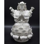 Zehn-armige Guanyin auf Lotosblütensockel / A ten-armed Guanyin on a lotus blossom base, Blanc ...