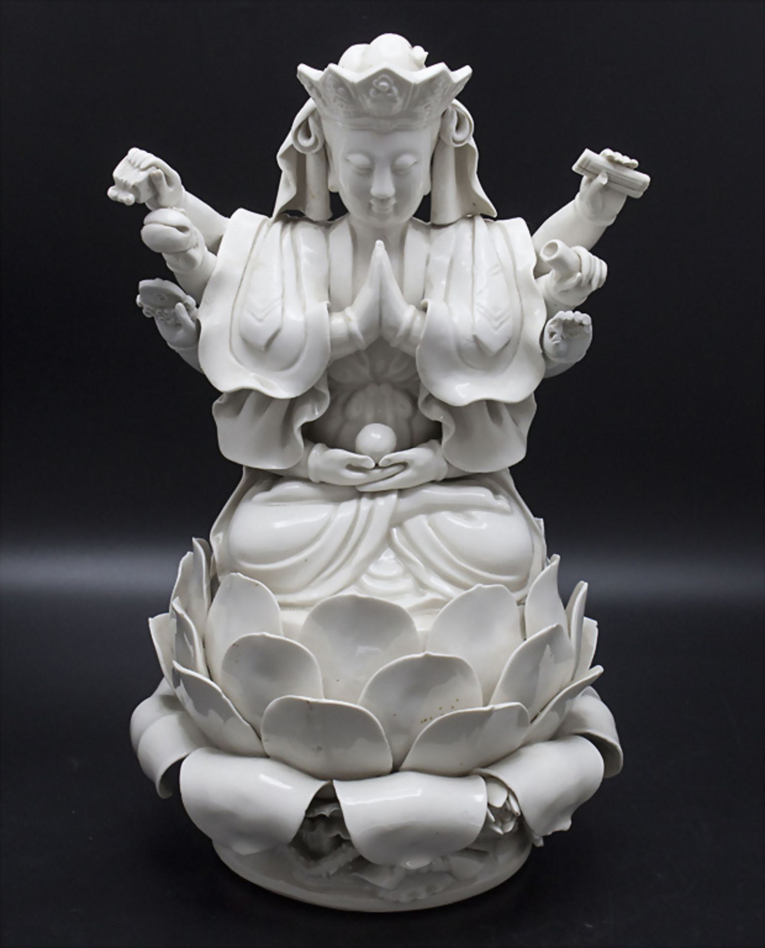 Zehn-armige Guanyin auf Lotosblütensockel / A ten-armed Guanyin on a lotus blossom base, Blanc ...