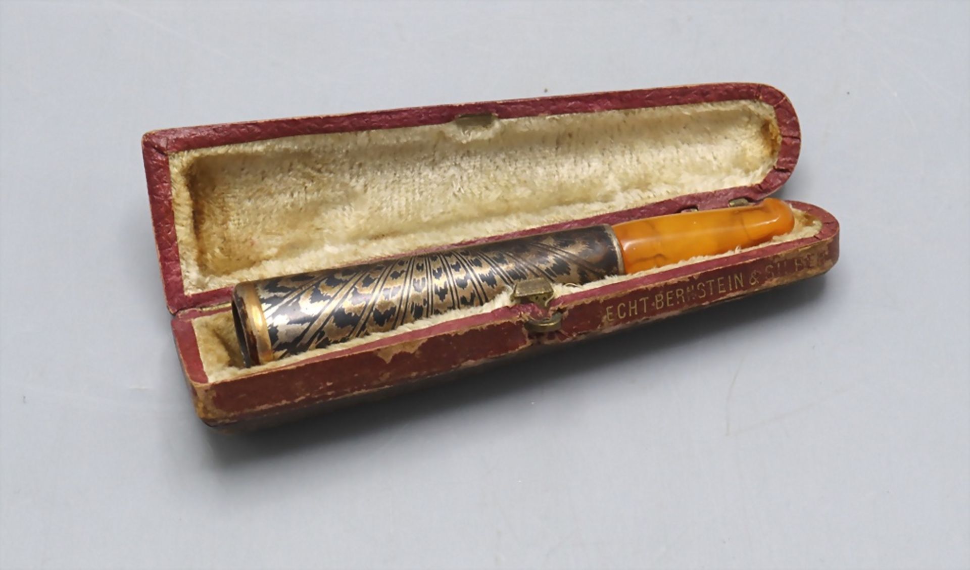 Zigarettenspitze / An amber cigarette holder