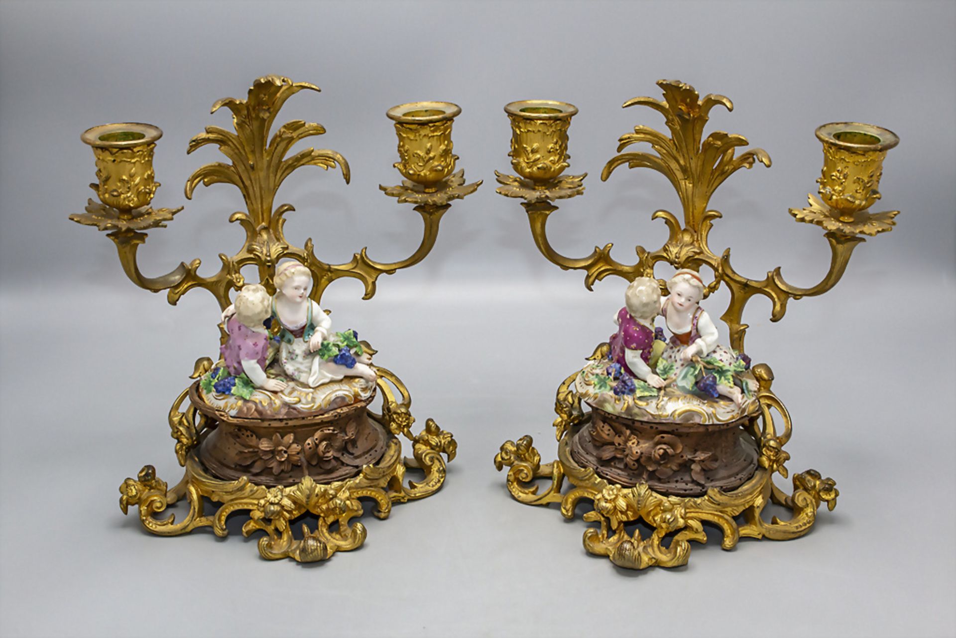 Paar Figuren 'Winzerkinder mit Trauben' auf franz. Bronzeleuchtern / Two figural groups of a ...