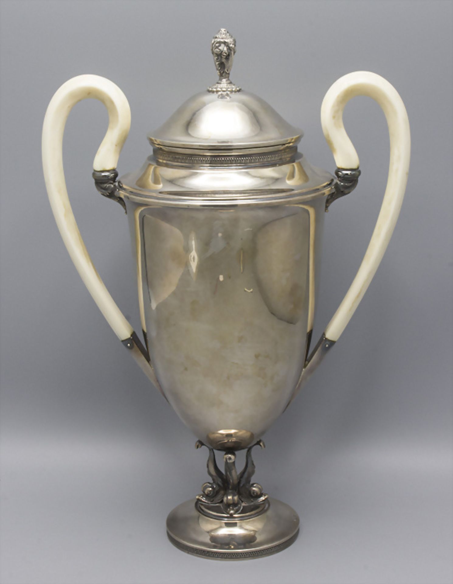 Henkelpokal / A silver cup, Wolfers Frères, Brüssel, um 1920