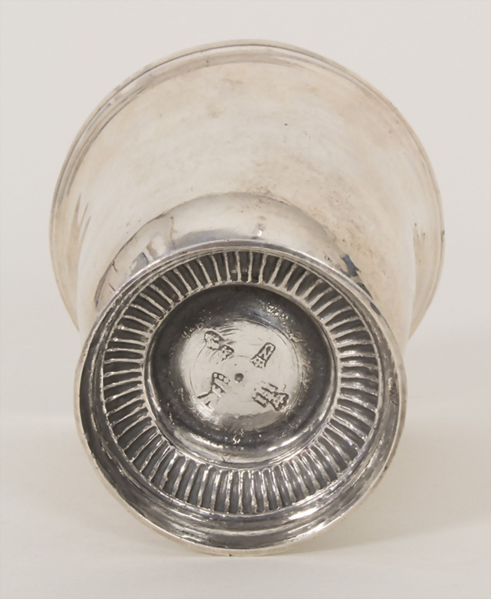 Becher / A silver beaker, Jean-Joachim Jouette, Sainte-Menehoulde, 1769-1771 - Image 4 of 6