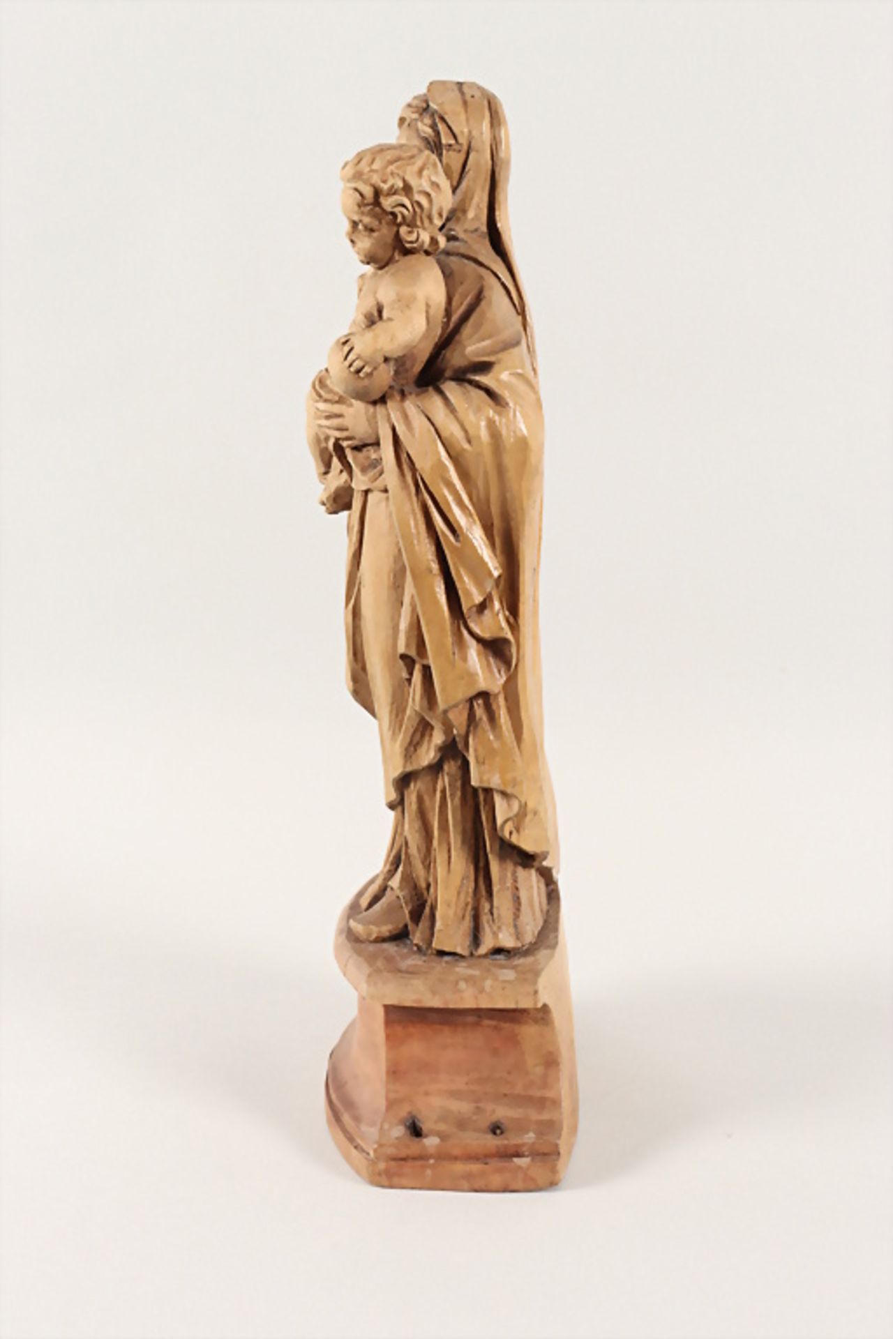Holzskulptur einer Madonna mit Kind / A wooden sculpture of mother Mary with child, 18. Jh. - Bild 4 aus 7
