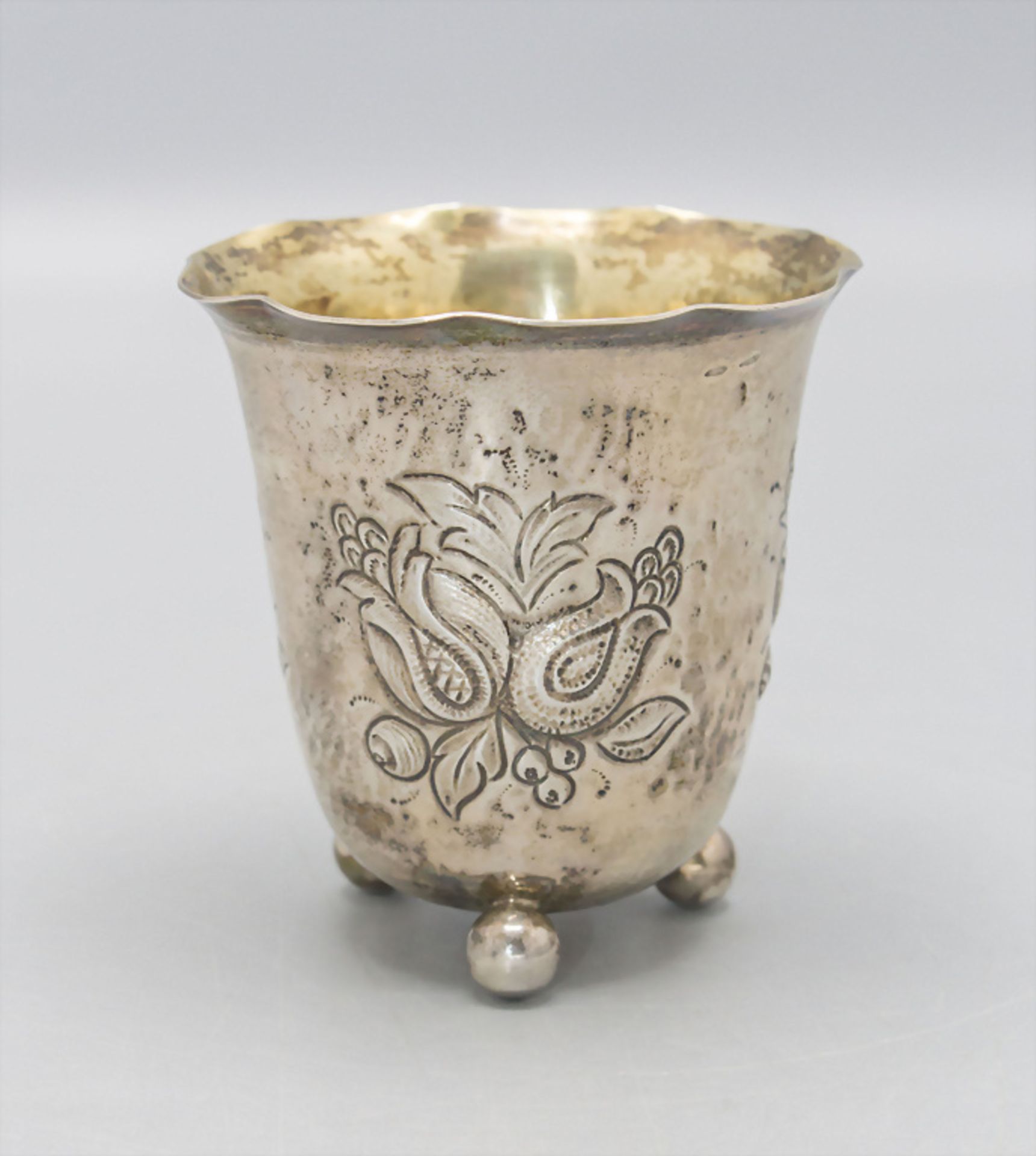 Becher auf Kugelfüßen / A silver beaker on ball feet, Stockholm, Schweden, 1879 oder 1927