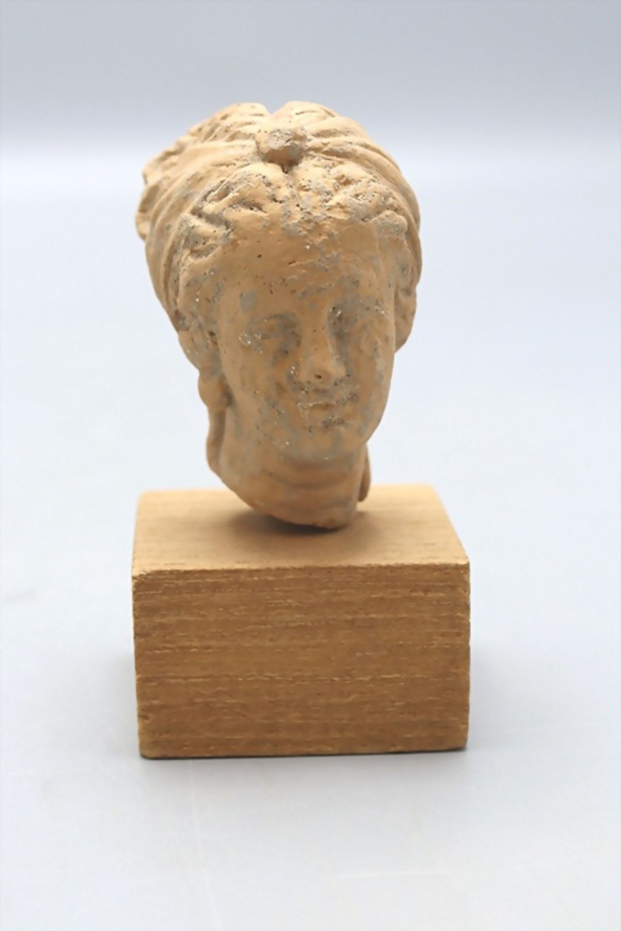 Römischer Frauenkopf, 2.-3. Jh. nach Christus / Roman head of a woman female terracotta bust, ..