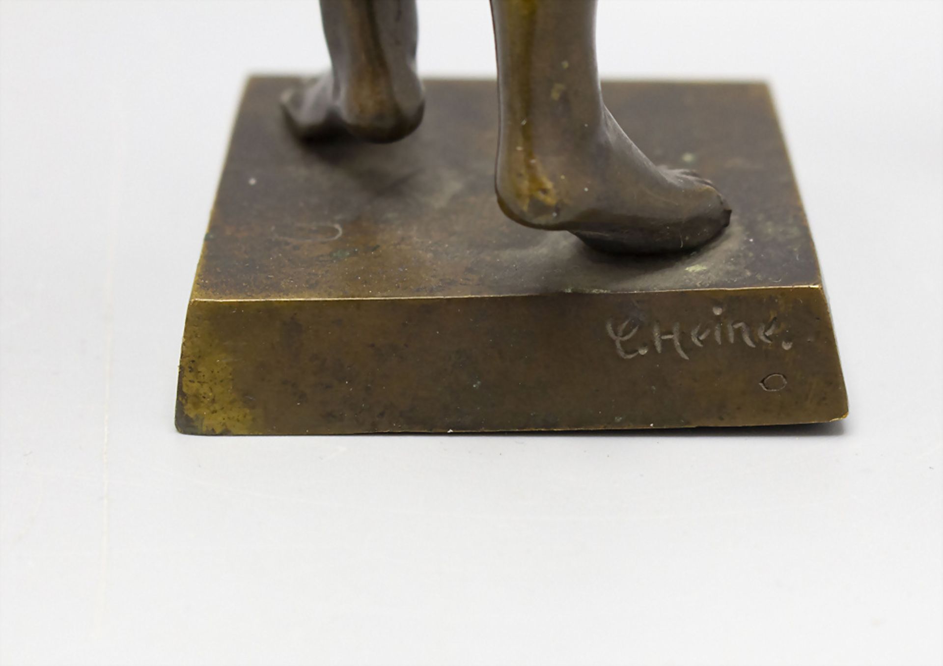 Athlet mit Ball / A bronze sculpture of an athlete with a ball, C. Heine, um 1910 - Bild 5 aus 7