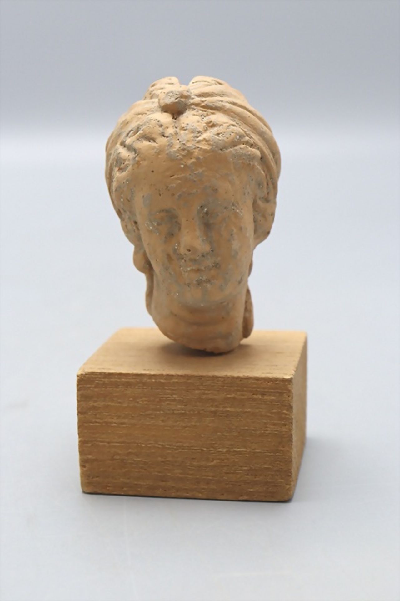 Römischer Frauenkopf, 2.-3. Jh. nach Christus / Roman head of a woman female terracotta bust, .. - Image 2 of 6