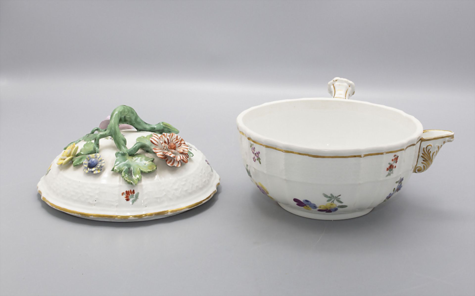 Kasserolle mit aufgelegten Blüten / A casserole with encrusted flowers, Meissen, um 1740 - Image 4 of 5