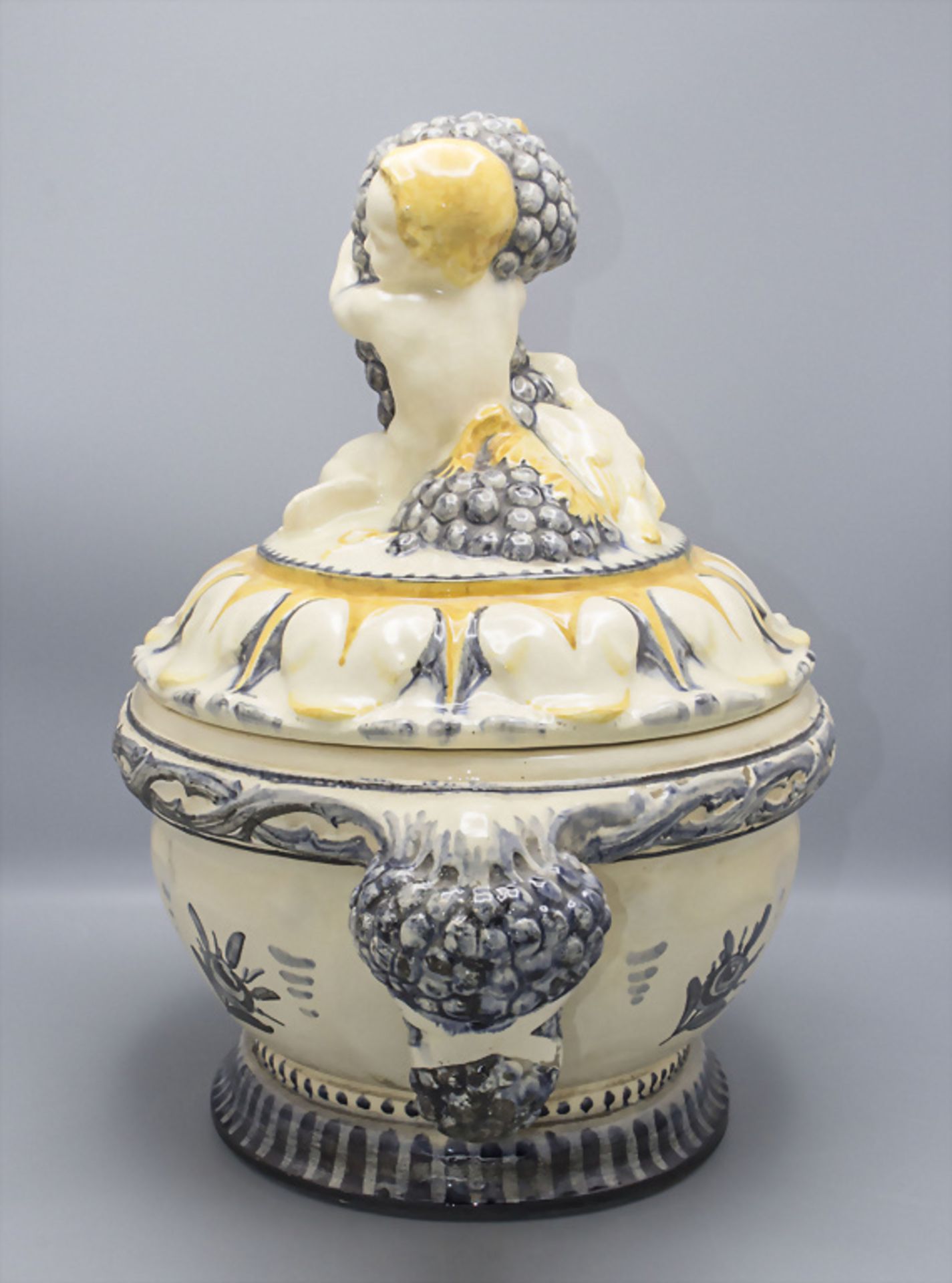 Wiener Deckelterrine / A lidded tureen in the style of Michael Powolny, Wien, um 1910 - Image 5 of 8