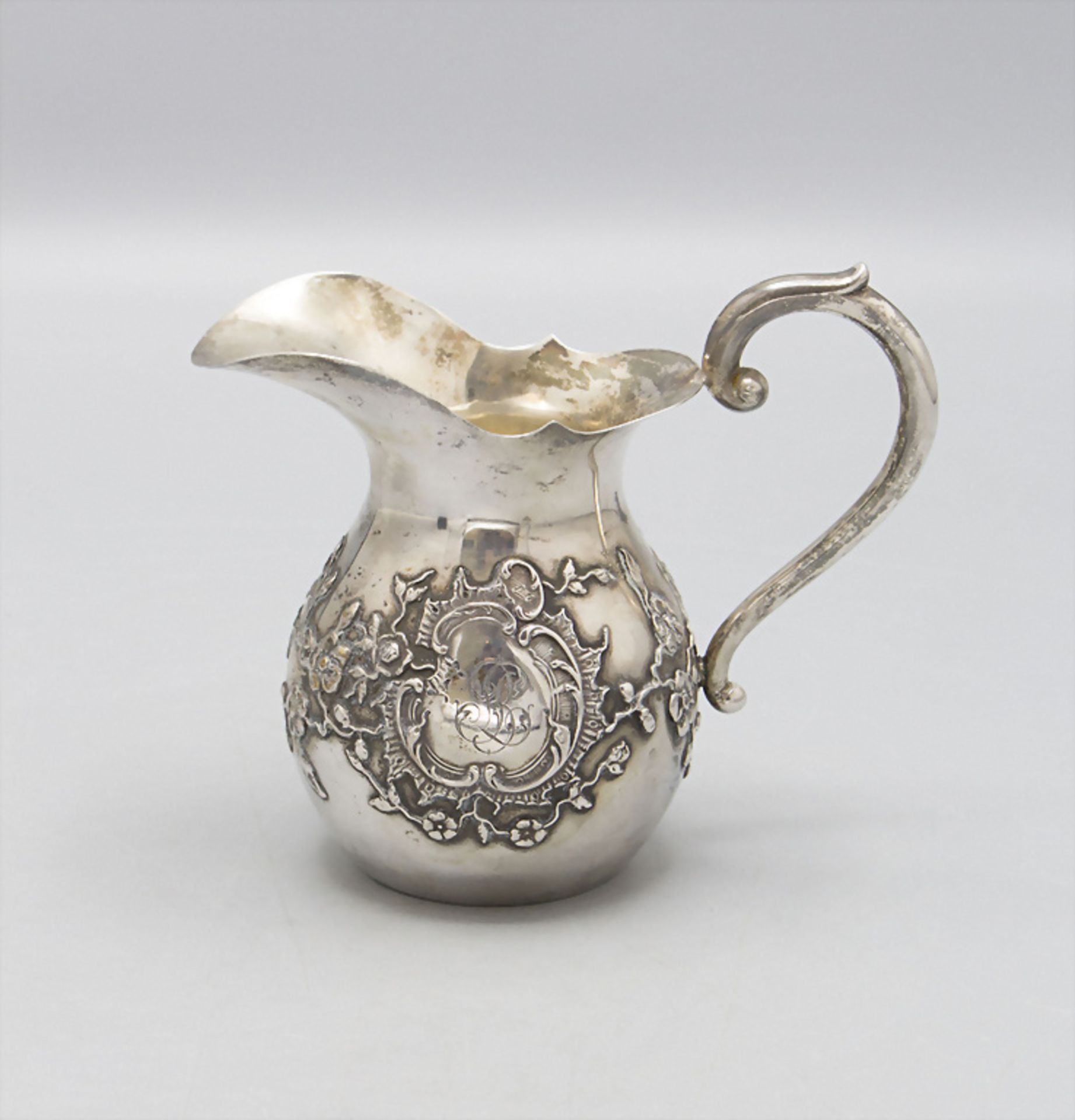 Milchkännchen mit Blütenzweigen / A silver milk jug with flower branches, um 1880