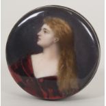 Emaildose mit Portrait einer jungen Frau / A round enamelled silver box with a pre-raphaelite ...