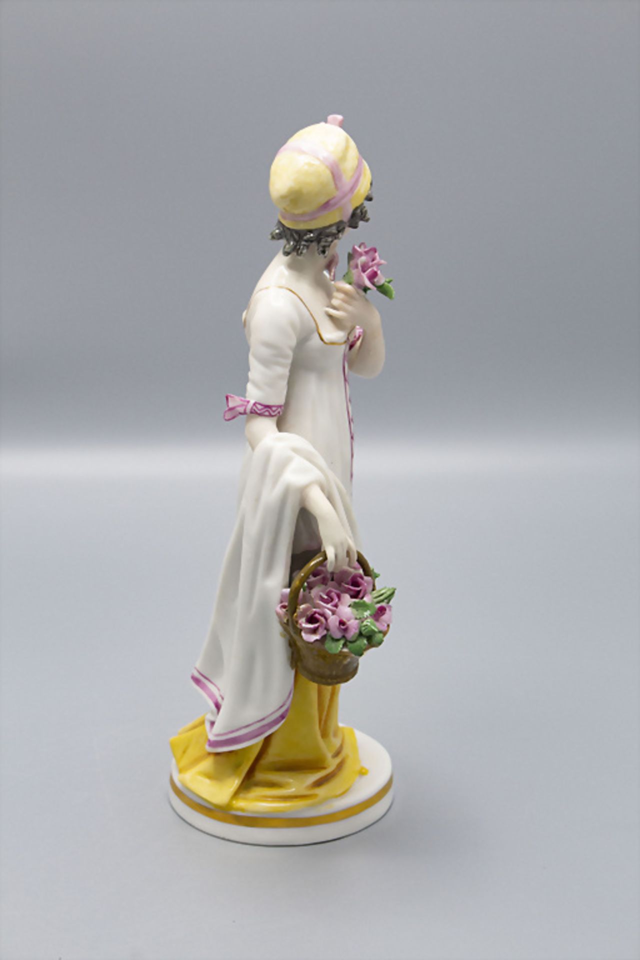 Jugendstil Figur 'Junge Dame mit Blumenkorb' / An Art Nouveau porcelain figure of a young lady ... - Bild 4 aus 6