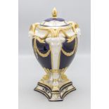 Figürliche Deckelvase / A figural lidded vase, Royal Dux, Böhmen, 1920er Jahre