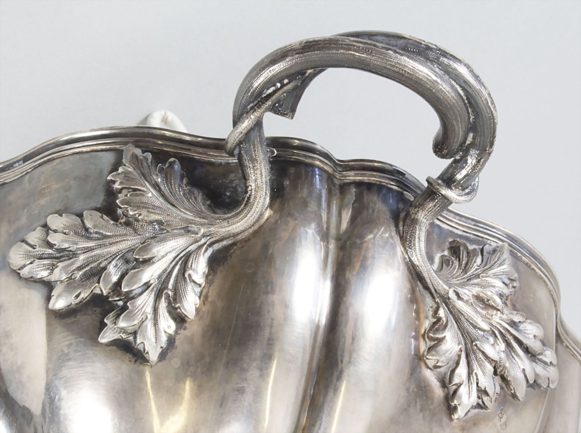 Deckelterrine / A covered silver tureen / Un légumier en argent, Paillard Freres, Paris, 1868-1888 - Image 8 of 12