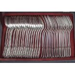 36 tlg. Besteck / A 36-piece set of silver cutlery, Hènin & Cie, Paris, um 1870