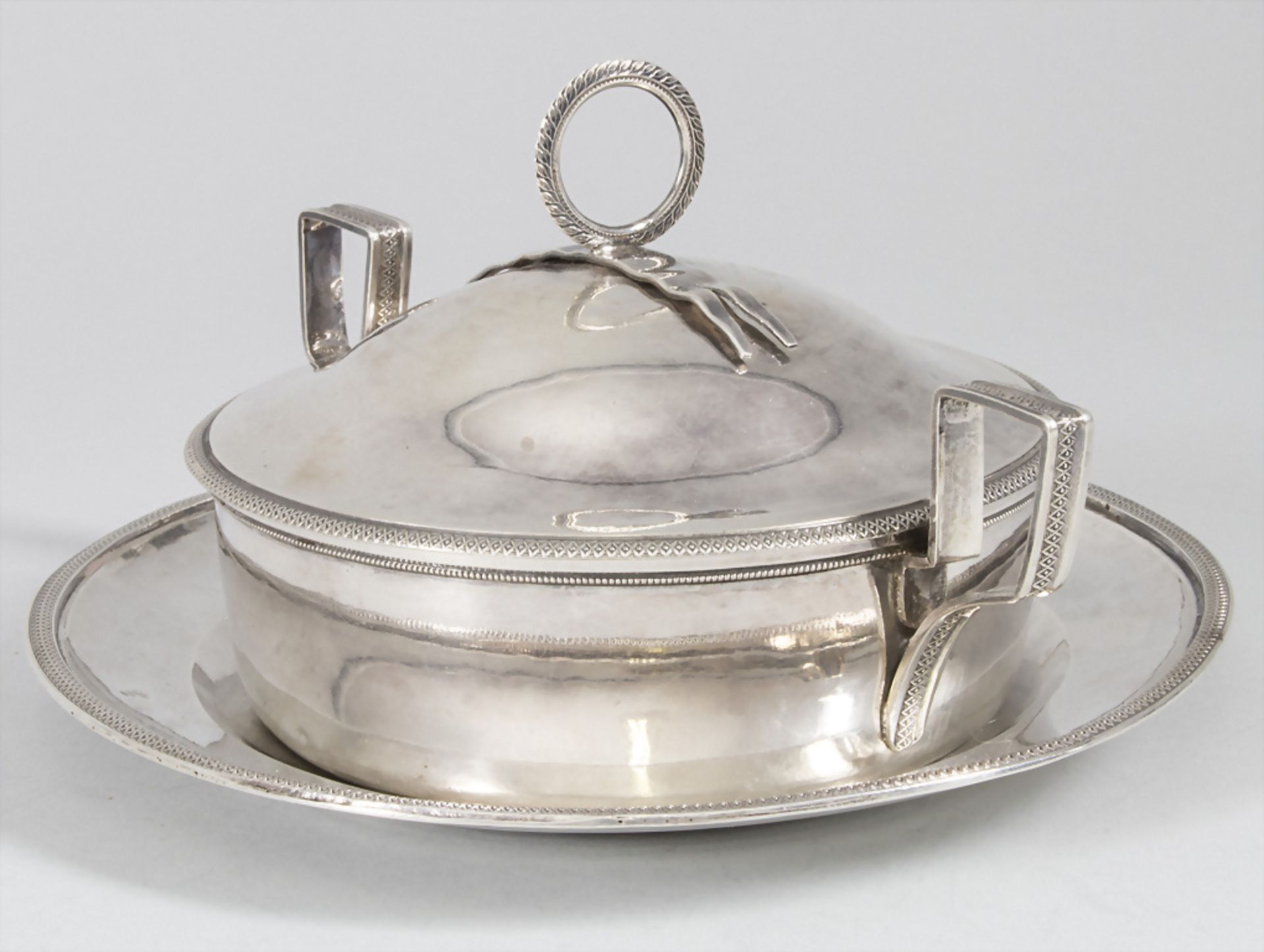 Legumier auf Présentoir / Wöchnerinnenschüssel / Ecuelle / A silver tureen, Picque veuve ... - Image 2 of 9