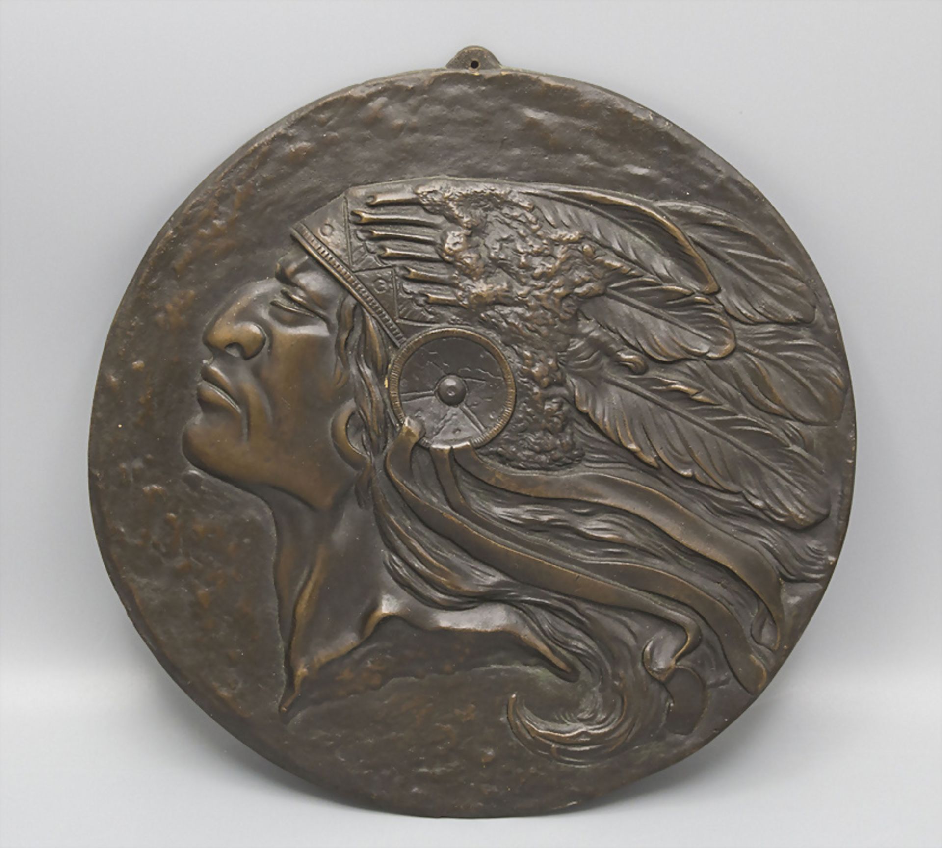 Bronzeplakette mit dem Profil eines Indianers / A bronze plaque with the profile of a native ...