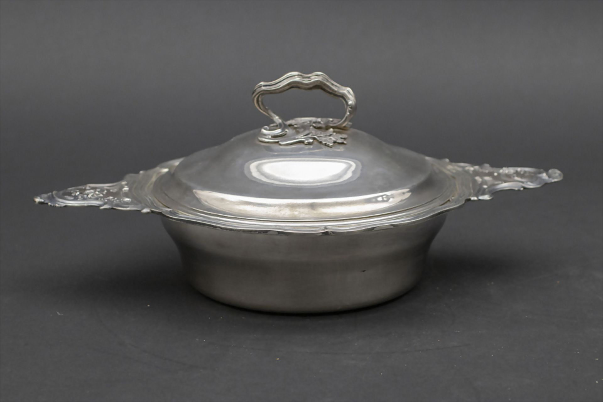 Deckelterrine / A covered silver tureen / Légumier en argent masif, Henri Soufflot, Paris, ...