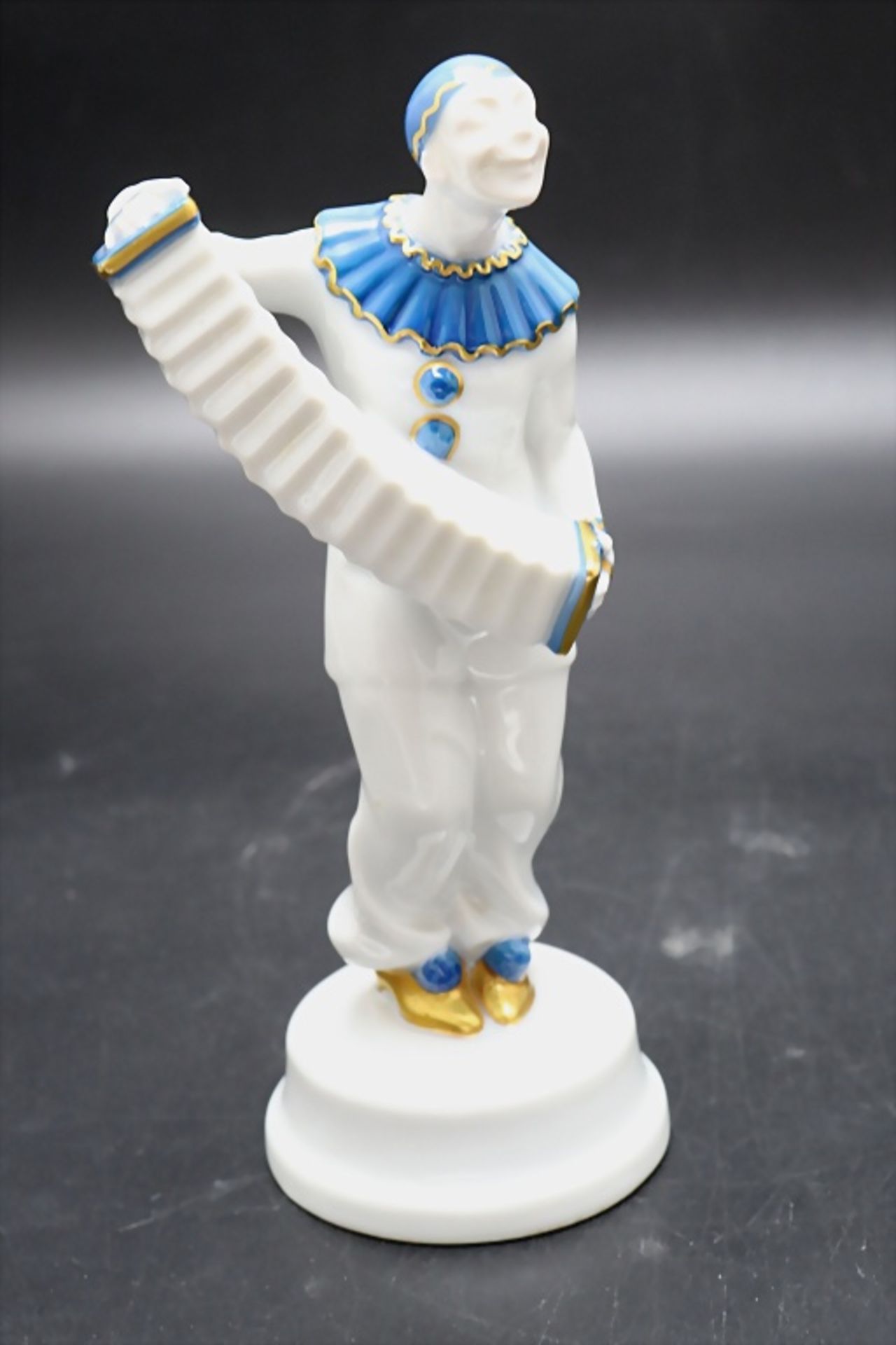 Jugendstil Musikclown 'Pierrot mit Harmonika' / An Art Nouveau pierrot with a harmonica, ...