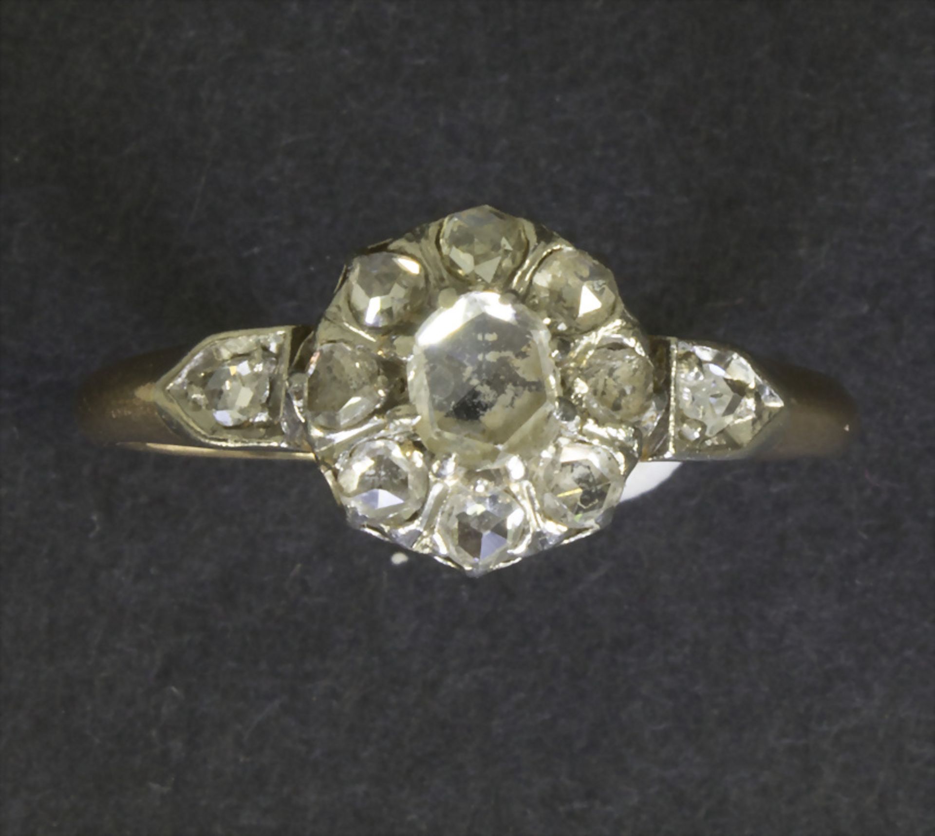 Damenring mit Diamanten / An 18k gold ring with diamonds, um 1910