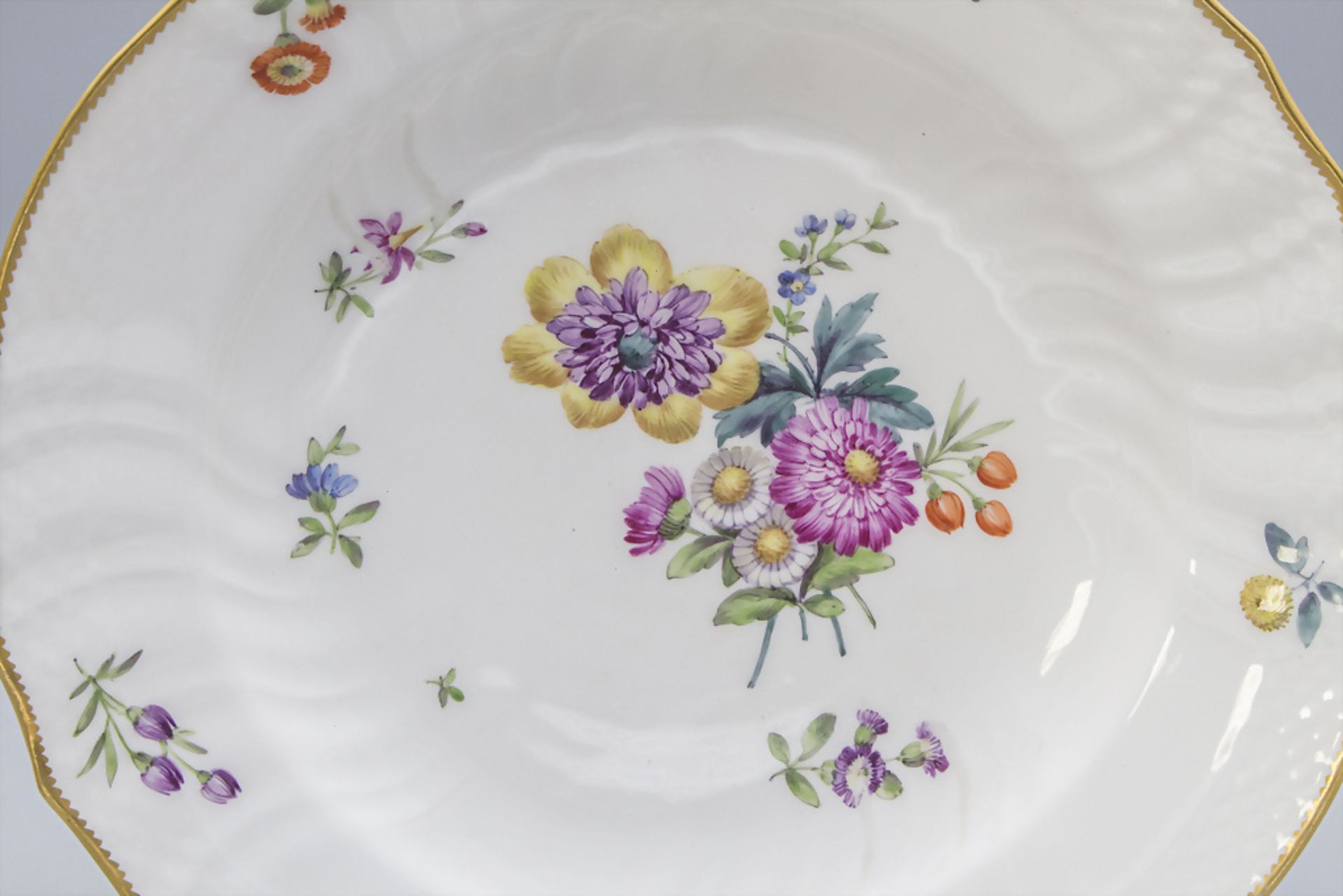 Teller mit Blumenmalerei / A plate with flower bouquets, Royal Copenhagen, Ende 19. Jh. - Bild 2 aus 3