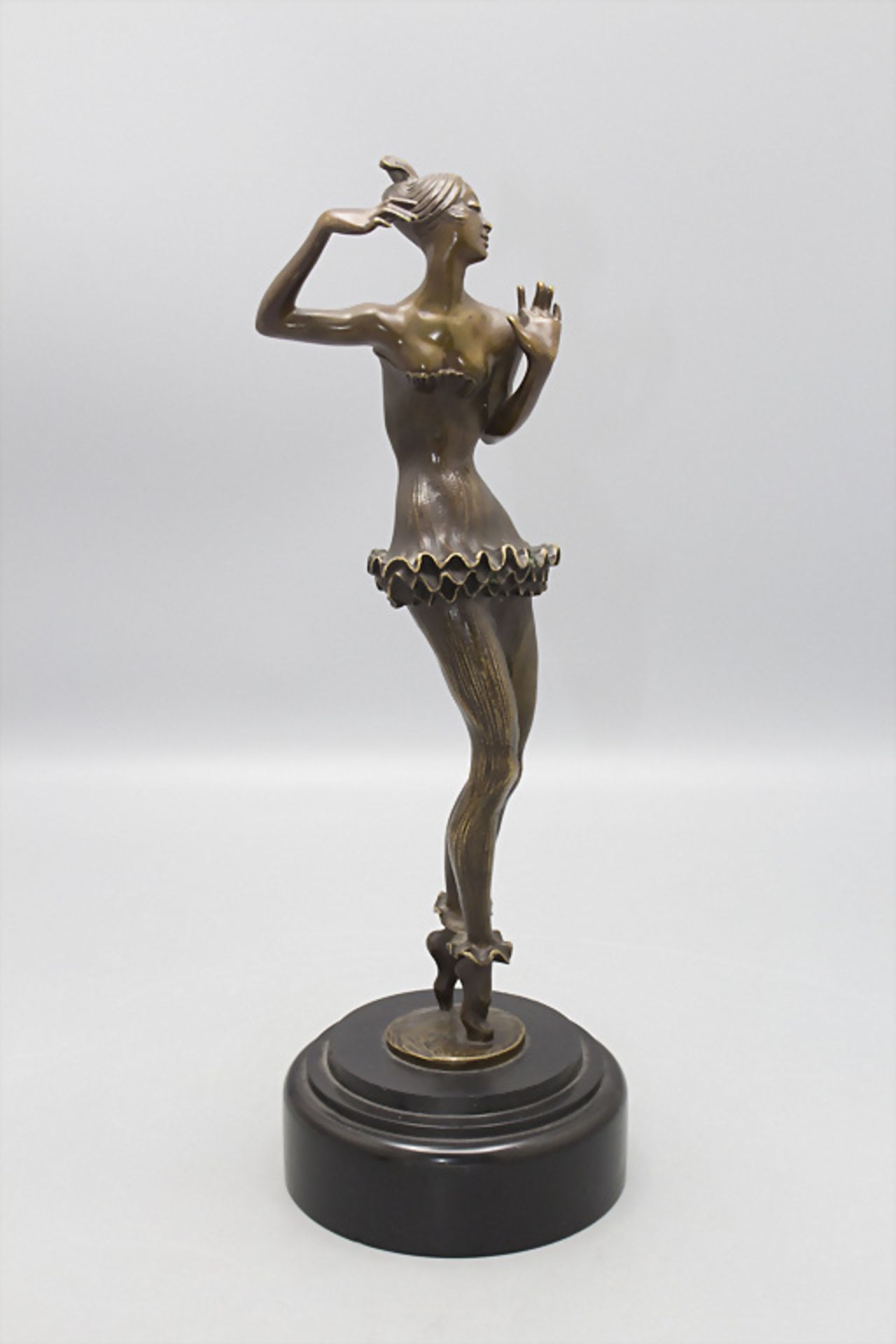 Art Déco Bronze Tänzerin / An Art Deco bronze female dancer, um 1920 - Image 2 of 4