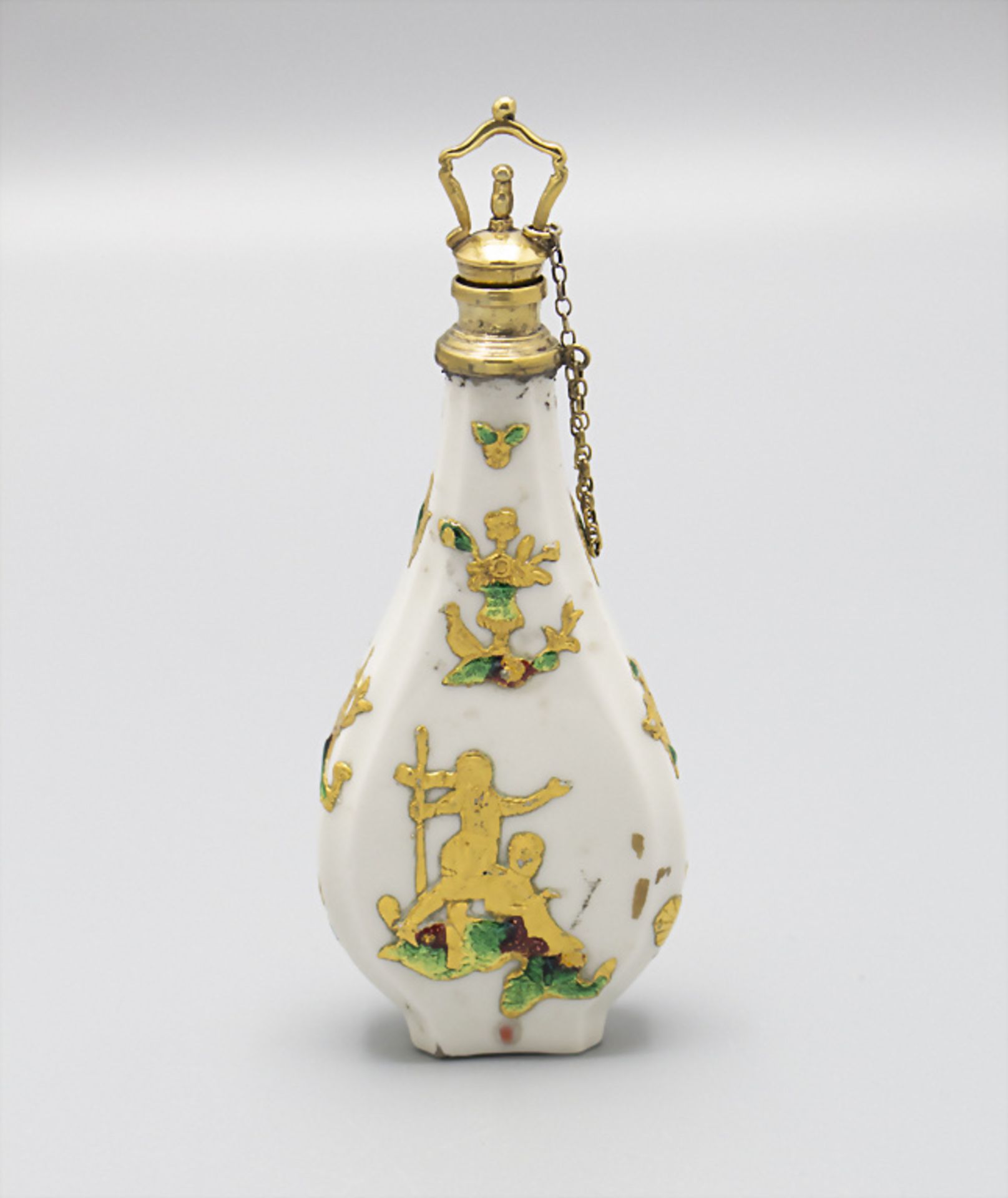 Seltener Porzellanflakon mit Goldchinoiserien / A rare porcelain perfume bottle with gilded ...