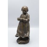 Bronze Figur 'kleines Mädchen mit Schale' / A bronze figure of a girl holding a bowl, F.P. ...