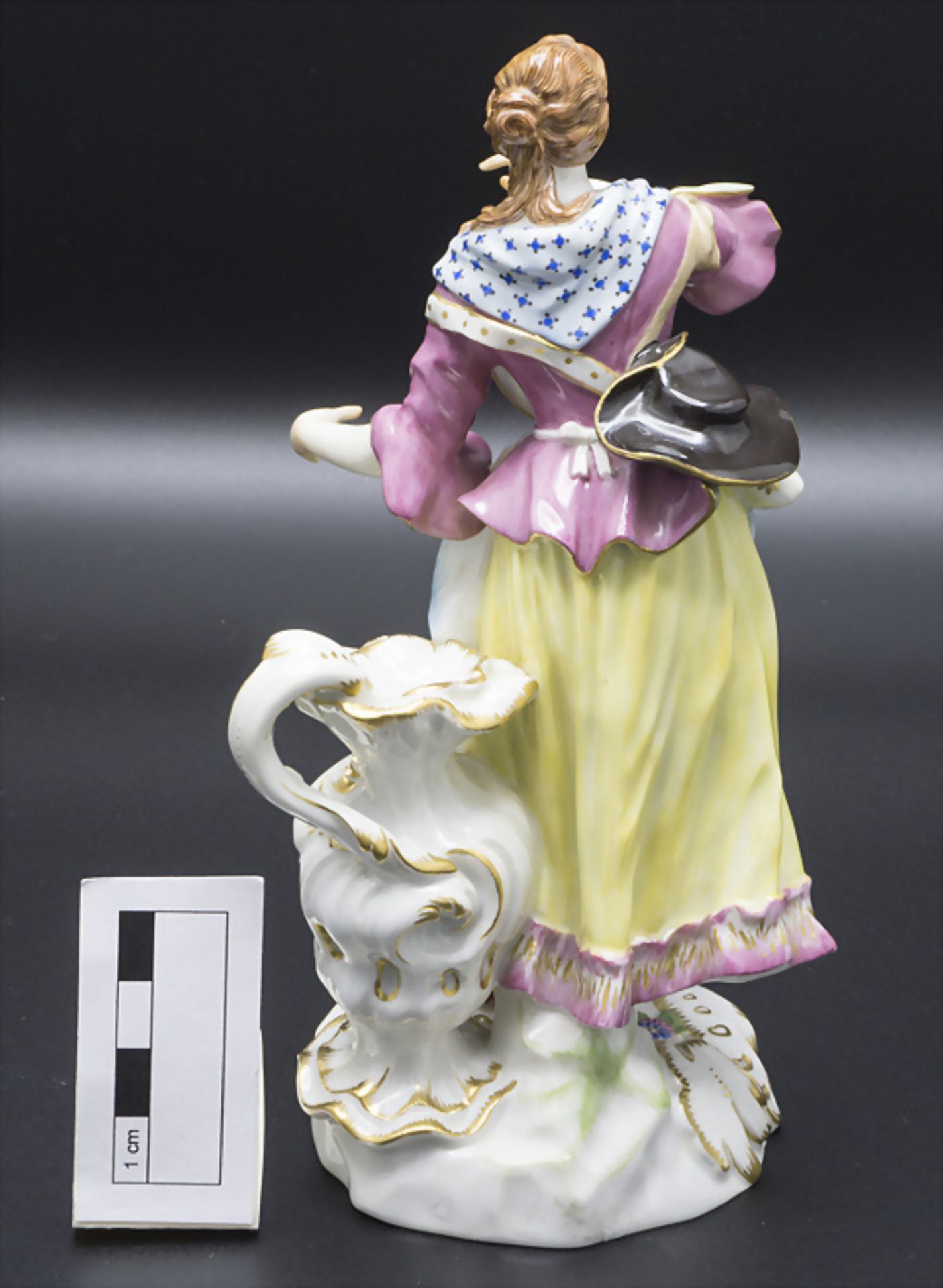 Schäferin mit Henkelkanne / Zierväschen / A figure of a shepherdess with a handled jug / ... - Bild 3 aus 6
