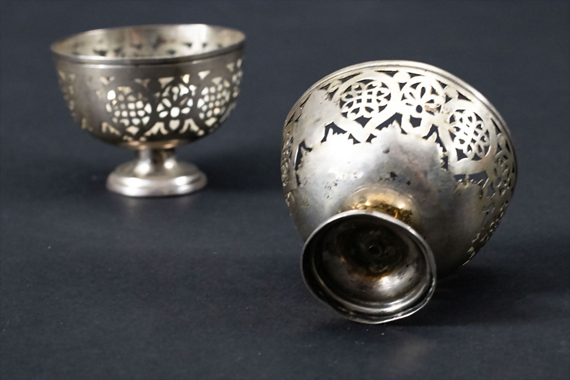 2 Zarf / 2 zarf en argent massif / A set of 2 silver zarf, Osmanisches Reich / Ottoman, 19. Jh. - Image 5 of 7