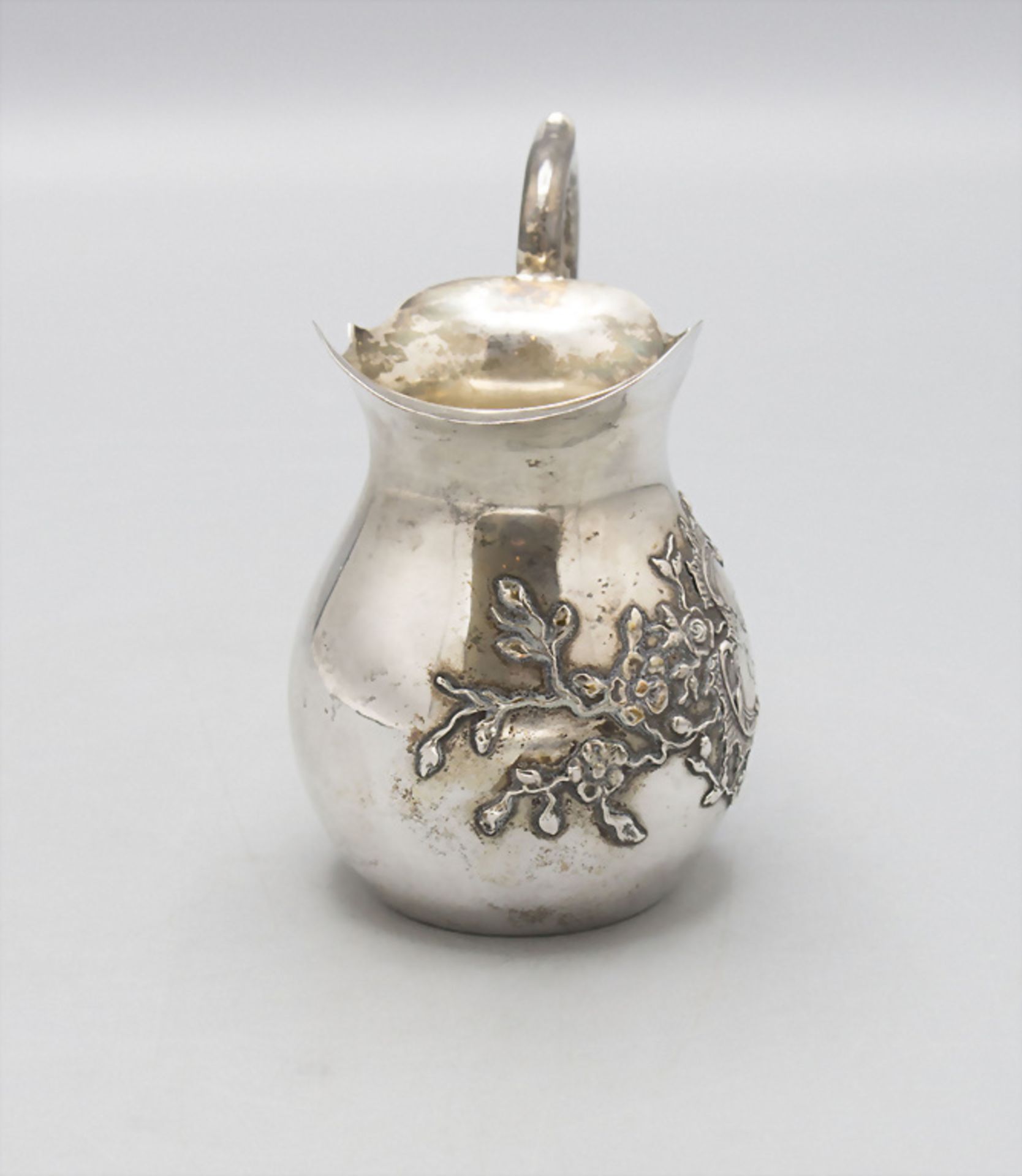 Milchkännchen mit Blütenzweigen / A silver milk jug with flower branches, um 1880 - Image 3 of 6