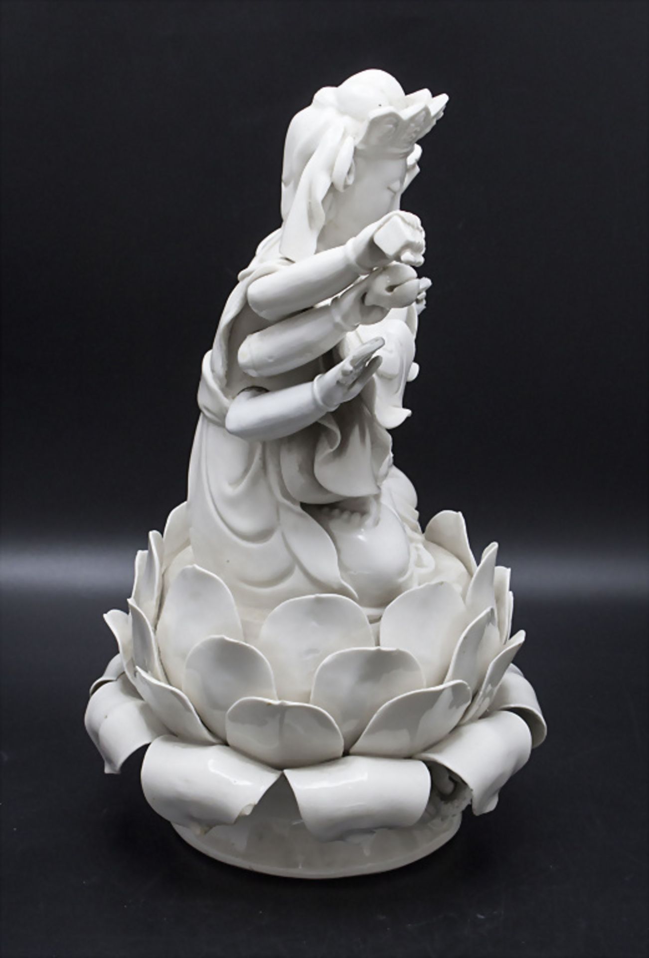 Zehn-armige Guanyin auf Lotosblütensockel / A ten-armed Guanyin on a lotus blossom base, Blanc ... - Image 4 of 6