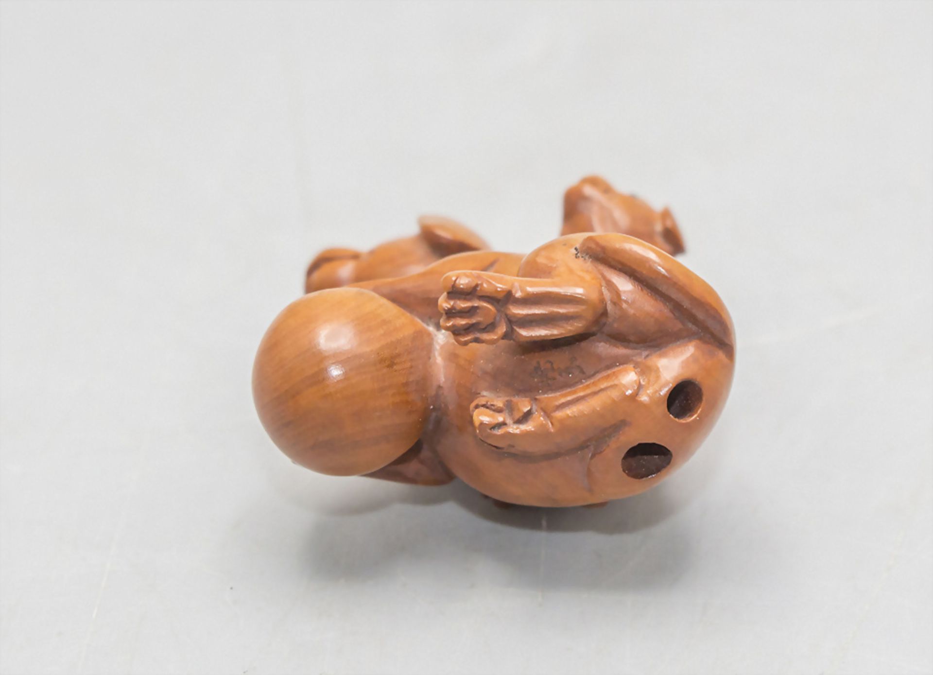 Netsuke 'Hündin mit Welpe' / A dog with a puppy, Japan, um 1900 - Bild 4 aus 5