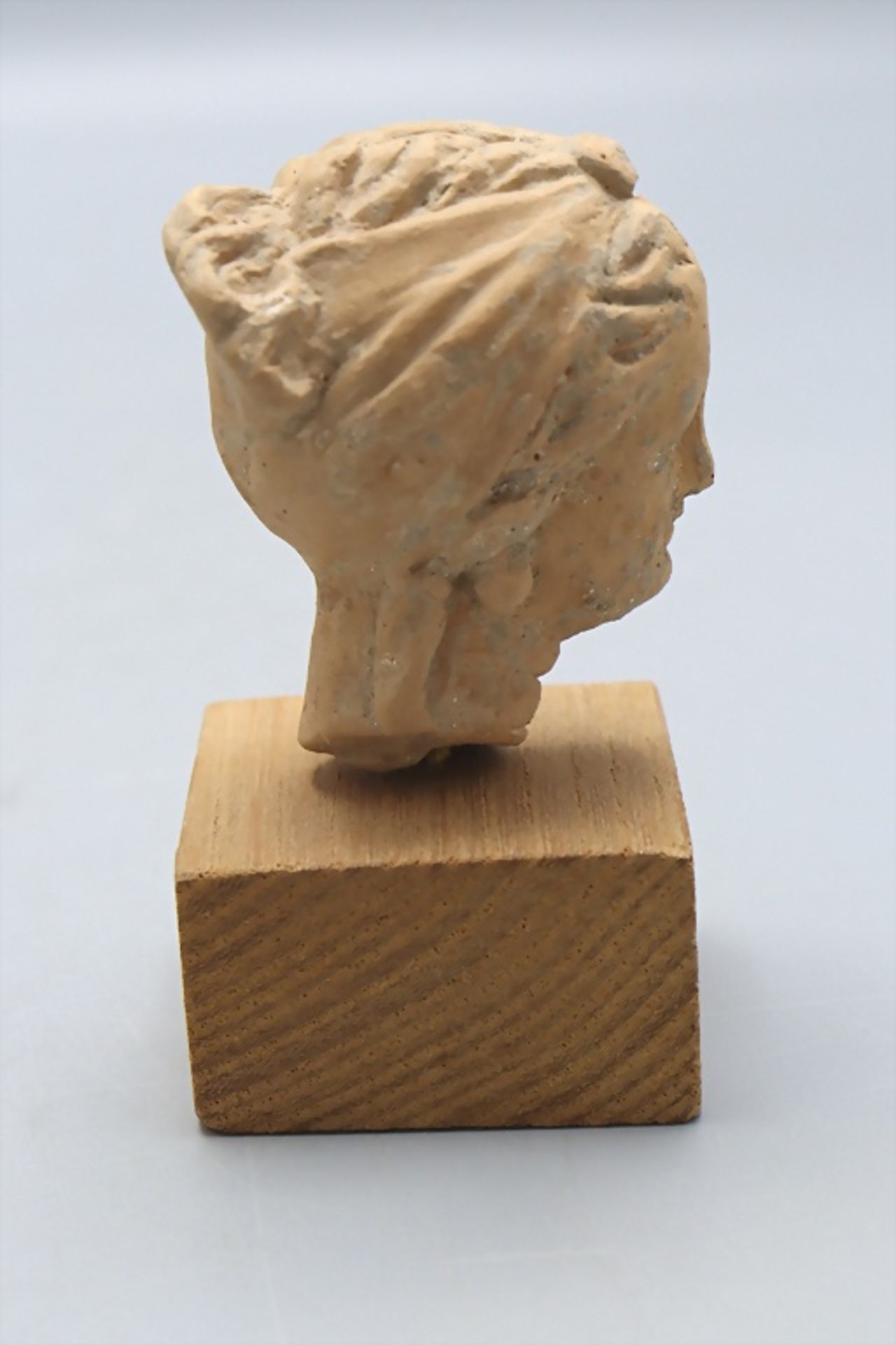 Römischer Frauenkopf, 2.-3. Jh. nach Christus / Roman head of a woman female terracotta bust, .. - Image 5 of 6