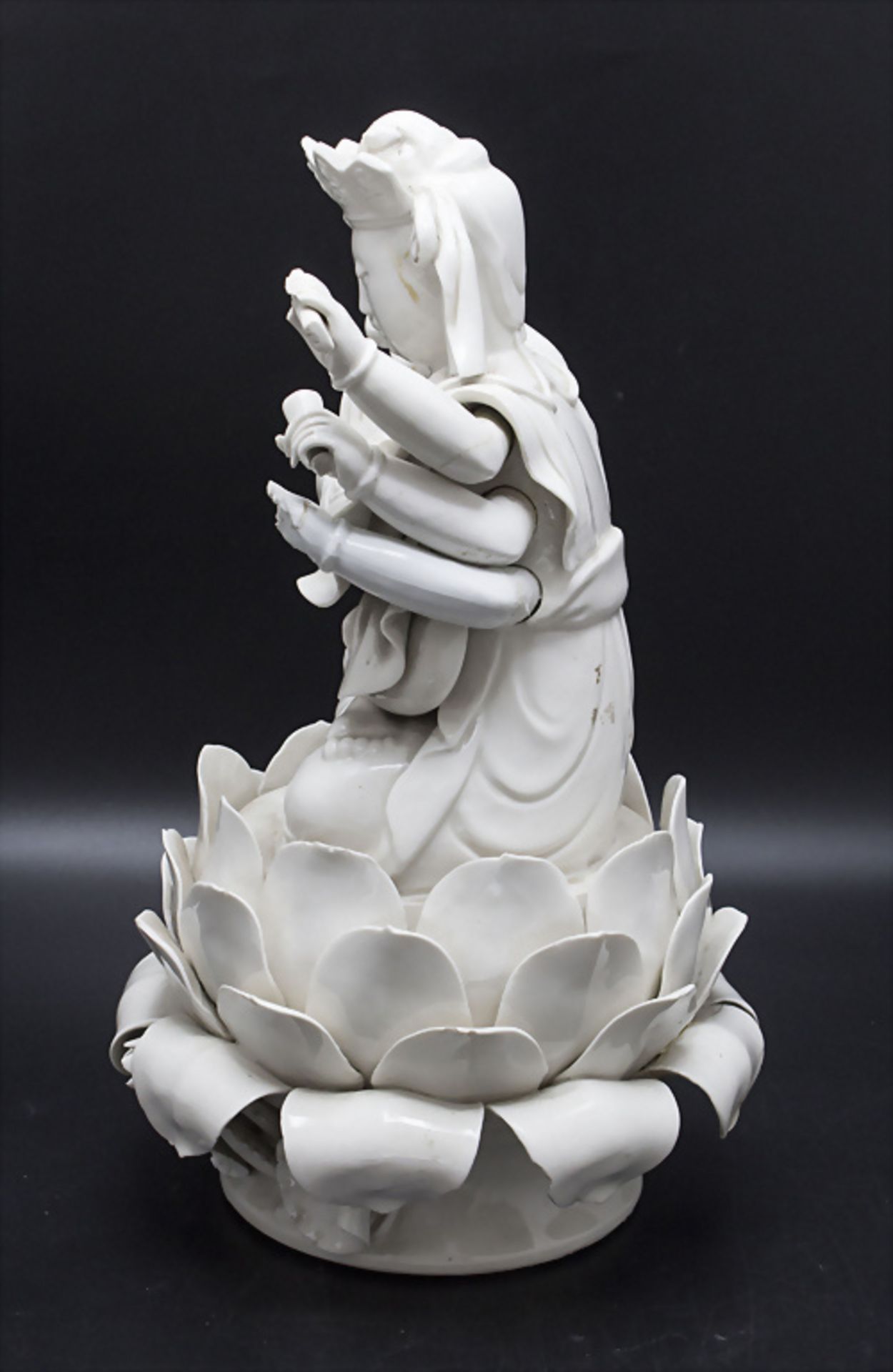 Zehn-armige Guanyin auf Lotosblütensockel / A ten-armed Guanyin on a lotus blossom base, Blanc ... - Image 2 of 6