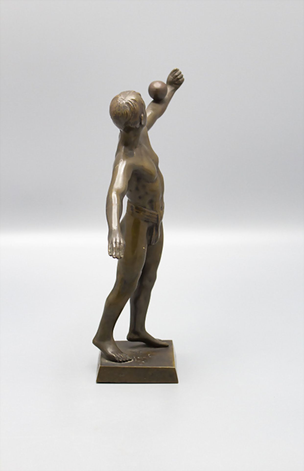 Athlet mit Ball / A bronze sculpture of an athlete with a ball, C. Heine, um 1910 - Bild 4 aus 7