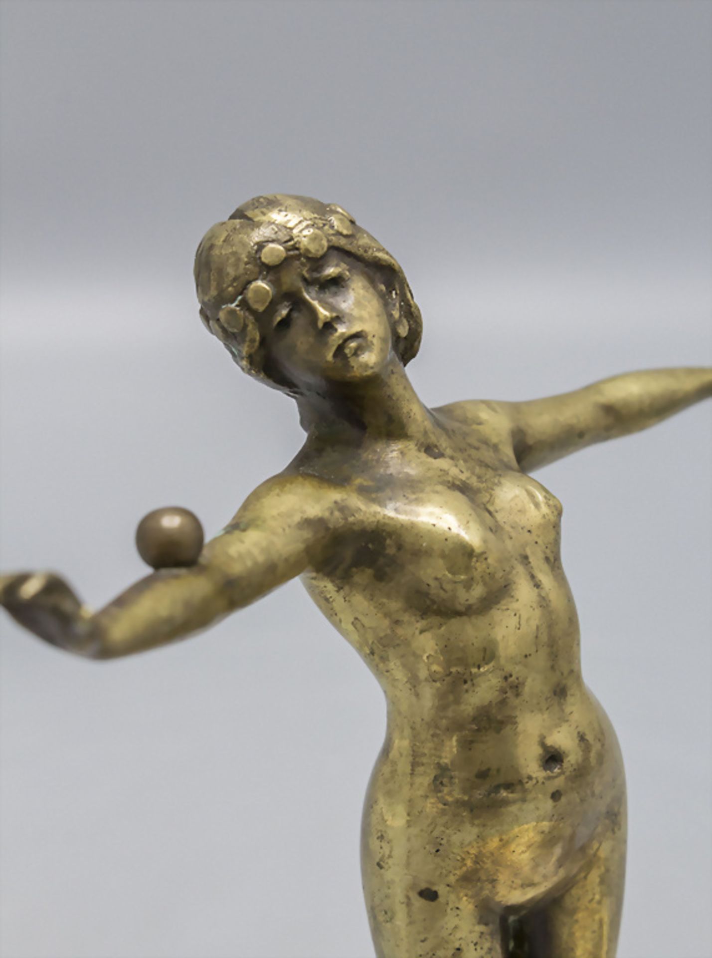 H. Caro (um 1900 tätig), 'Balltänzerin auf Aschenbecher' / A bronze sculpture of a dancer with ... - Image 4 of 8