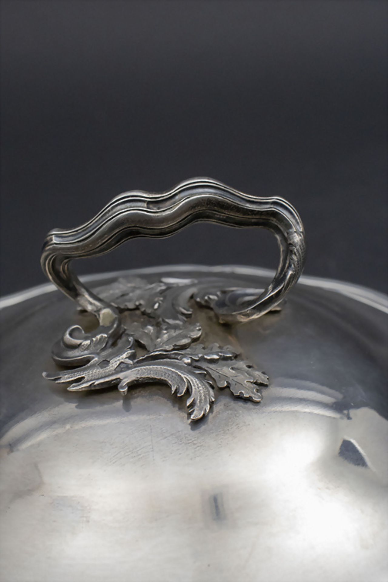 Deckelterrine / A covered silver tureen / Légumier en argent masif, Henri Soufflot, Paris, ... - Bild 11 aus 11