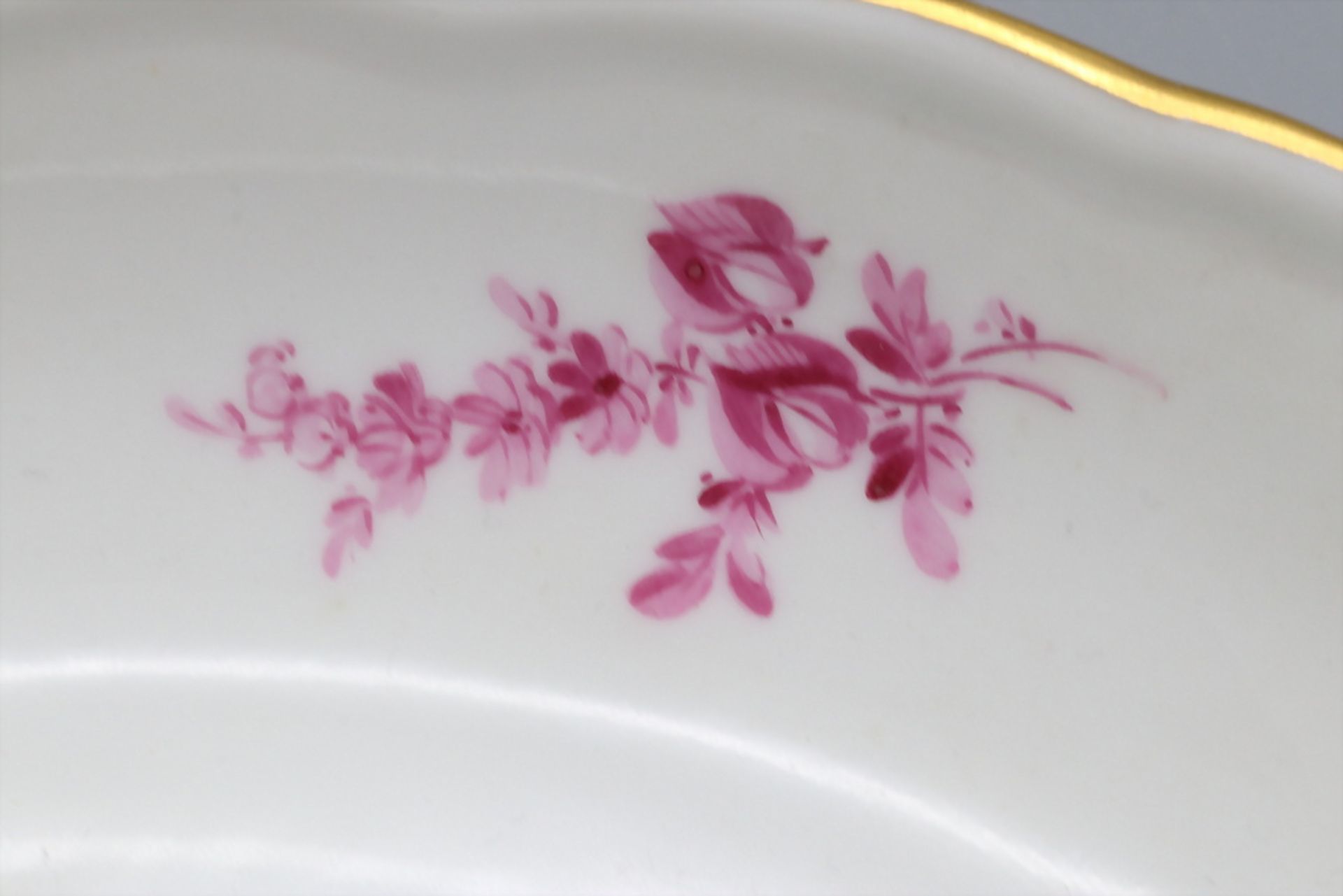 Ovale Schale mit Purpurmalerei / An oval bowl with purple flowers, Meissen, Mitte 19. Jh. - Bild 6 aus 9