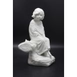 Große Porzellanskulptur 'Wartendes Mädchen' / A large porcelain sculpture of a girl waiting on ...