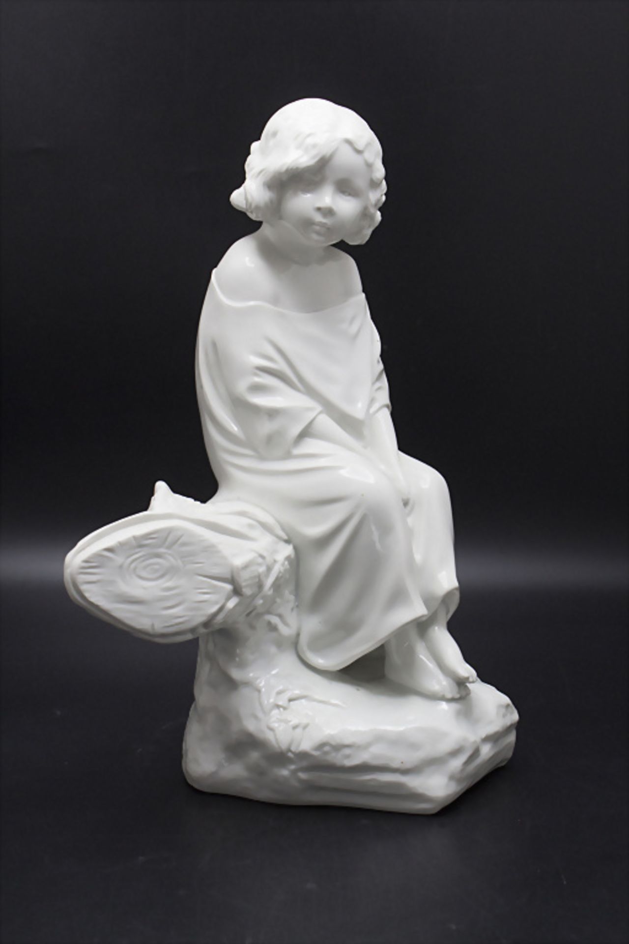 Große Porzellanskulptur 'Wartendes Mädchen' / A large porcelain sculpture of a girl waiting on ...