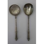 Zuckerstreulöffel und Sahnelöffel / A silver sugar-sprinkler spoon and a silver cream spoon, ...