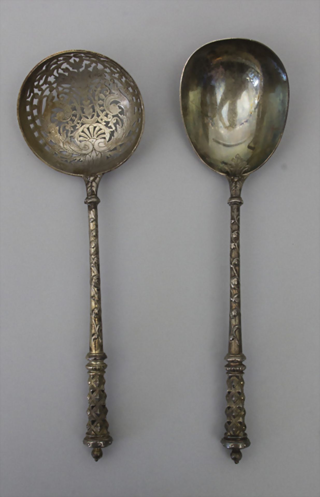 Zuckerstreulöffel und Sahnelöffel / A silver sugar-sprinkler spoon and a silver cream spoon, ...