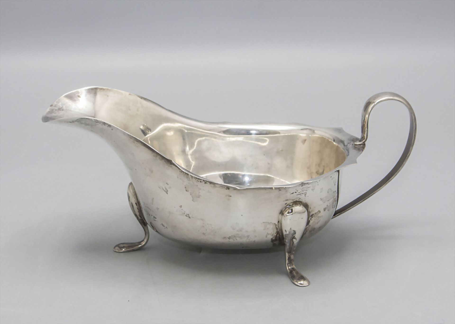 Sauciere auf drei Füßen / A silver sauce boat, Edward Viner, Sheffield, 1936