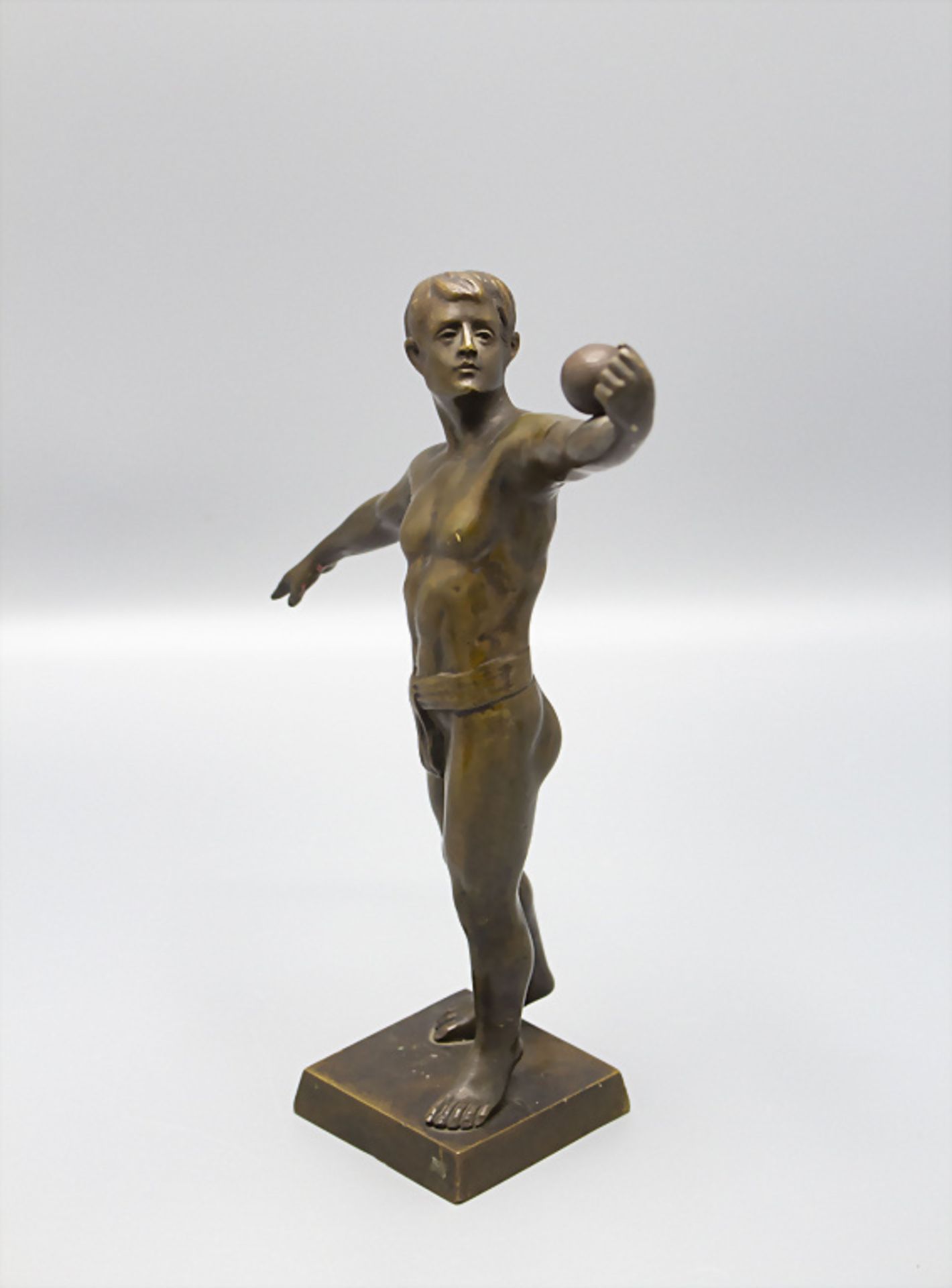 Athlet mit Ball / A bronze sculpture of an athlete with a ball, C. Heine, um 1910 - Bild 2 aus 7