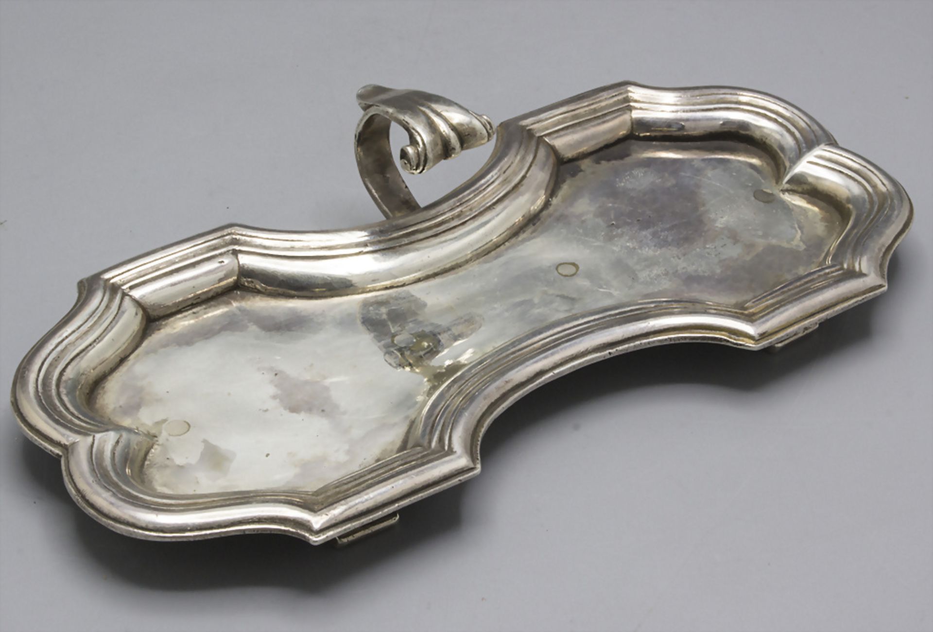 Untersetzer für Dochtschere / A silver tray for wick scissors, Paris, um 1765