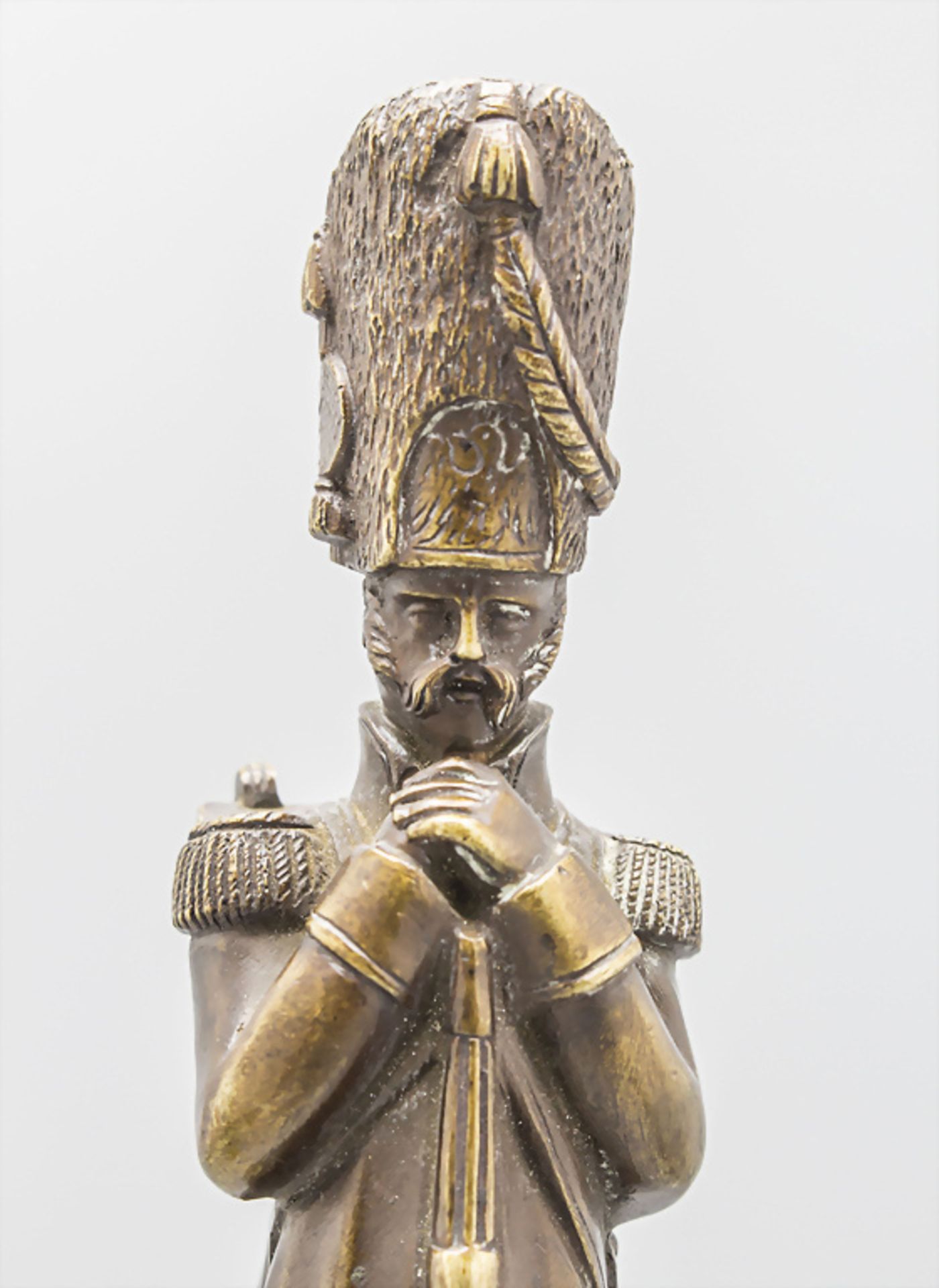Bronzefigur 'Soldat mit Frau' / A bronze figure of a 'Soldier with wife', Russland, Ende 19. Jh. - Image 7 of 7