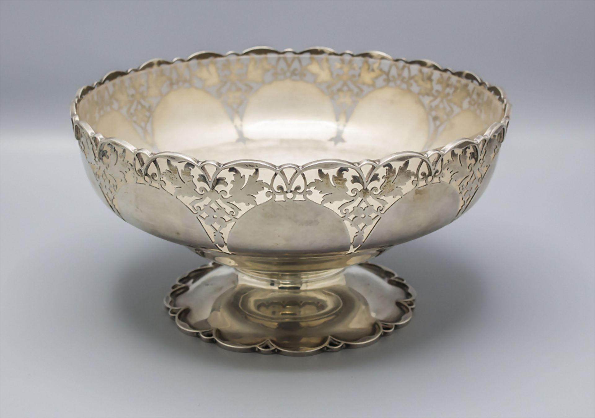 Silberschale mit Glaseinsatz / A Sterling silver fruit bowl, Mappin & Webb, London, 20. Jh.